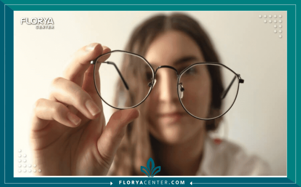 هل يزيد قصر النظر مع العمر؟ 3 نسخة من نسخة من Hayaalaje12 20250724 043921 ٠٠٠٠ - هل يزيد قصر النظر مع العمر؟ يُعد السؤال عن هل يزيد قصر النظر مع العمر؟ (Does Myopia Increase With Age?) أحد أكثر الأسئلة شيوعاً وقلقاً بين المرضى وذويهم. الإجابة المباشرة والطبية الدقيقة هي: في الغالبية العظمى من الحالات، يميل قصر النظر إلى الاستقرار مع توقف نمو الجسم، أي ما بين سن 18 إلى 25 عاماً. ومع ذلك، هذه ليست قاعدة مطلقة؛ إذ توجد استثناءات طبية هامة تتعلق بـ "قصر النظر المرضي" أو التغيرات الانكسارية المرتبطة بالشيخوخة مثل المياه البيضاء. إن فهم إجابة هل يزيد قصر النظر مع العمر؟ يتطلب الغوص في تشريح العين وكيفية تفاعلها مع الزمن والعوامل البيئية، وهو ما سنفصله بدقة في هذا الدليل المرجعي.