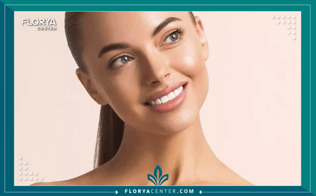 nouralagee93@gmail.com 20250731 162103 ٠٠٠٠ - ما هي ابتسامة هوليود؟ ما هي ابتسامة هوليود؟ (Hollywood Smile) هي ليست إجراءً طبياً محدداً بحد ذاته، بل هي مفهوم تجميلي شامل يهدف إلى تحقيق مظهر أسنان مثالي يتسم بالبياض الناصع، الاصطفاف المتكامل، والشكل المتناسق الذي نراه غالباً لدى المشاهير. على عكس الاعتقاد الشائع، لا يوجد إجراء واحد يسمى "ابتسامة هوليود"، بل هي النتيجة النهائية لمجموعة من إجراءات طب الأسنان التجميلي المصممة خصيصاً لكل فرد. في قلب هذا التحول الجمالي، تبرز "القشور الخزفية" (Veneers) باعتبارها الحجر الأساسي والأداة الأكثر فعالية لتحقيق هذا المظهر.