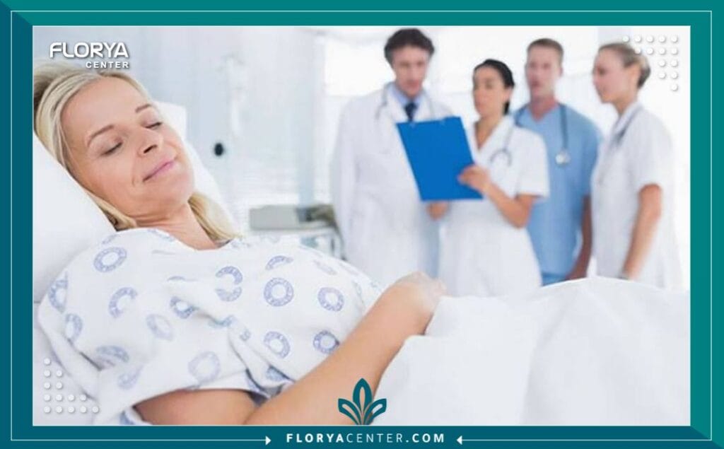 b1 3 - الرعاية ما بعد الجراحة في تركيا للعرب تُعد العمليات الجراحية، سواء كانت تجميلية أو علاجية، مجرد خطوة أولى في مسار التعافي الطويل، حيث تشير الدراسات الطبية إلى أن 50% من نجاح أي تداخل جراحي يعتمد كلياً على جودة الرعاية ما بعد الجراحة في تركيا للعرب. إن الجسد البشري بعد العمليات يدخل في حالة فسيولوجية معقدة تتطلب مراقبة دقيقة للتوازن السوائلي (Fluid Balance)، وإدارة احترافية للألم، ومنعاً صارماً لأي عدوى بكتيرية قد تهدد النتائج النهائية. بالنسبة للمريض العربي القادم من دول الخليج أو الشرق الأوسط، لا تقتصر التحديات على الجانب الطبي فحسب، بل تشمل التحديات اللوجستية والنفسية في بيئة جديدة، مما يجعل البحث عن منظومة متكاملة توفر الرعاية ما بعد الجراحة في تركيا للعرب أولوية قصوى لضمان العودة إلى الوطن بنتائج مثالية وآمنة.