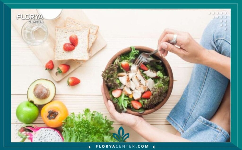 a1 4 - نظام غذائي بعد عملية تكميم المعدة يُعد الالتزام بـ نظام غذائي بعد عملية تكميم المعدة (Gastric Sleeve Diet) حجر الزاوية المطلق لنجاح الجراحة وتحقيق الأهداف المرجوة في فقدان الوزن. إن عملية تكميم المعدة (Sleeve Gastrectomy) ليست حلاً سحرياً، بل هي أداة قوية تتطلب تغييراً جذرياً ودائماً في نمط الحياة، ويأتي على رأس هذا التغيير تبني نظام غذائي بعد عملية تكميم المعدة مُصمم خصيصاً لهذه المرحلة الجديدة. يبدأ هذا النظام كسائل صارم وينتقل تدريجياً إلى الأطعمة الصلبة، وهو مصمم لحمايتك من المضاعفات، ومساعدتك على الشفاء، وتدريبك على عادات الأكل الجديدة التي سترافقك مدى الحياة. إن إدراك أهمية هذا نظام غذائي بعد عملية تكميم المعدة هو الخطوة الأولى نحو رحلة تعافٍ ناجحة ومستدامة.