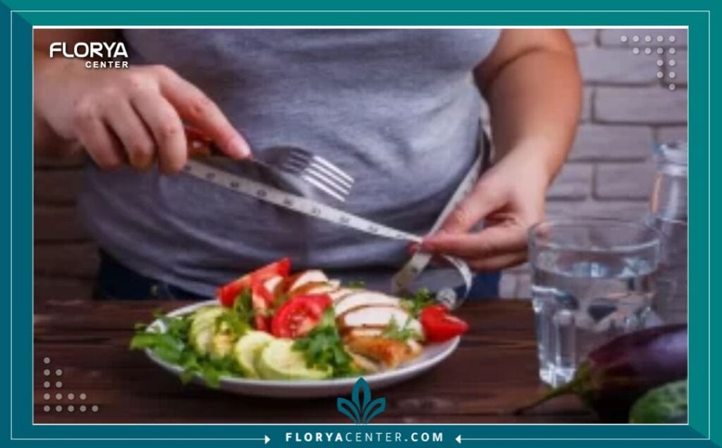 a4 4 - نظام غذائي بعد عملية تكميم المعدة يُعد الالتزام بـ نظام غذائي بعد عملية تكميم المعدة (Gastric Sleeve Diet) حجر الزاوية المطلق لنجاح الجراحة وتحقيق الأهداف المرجوة في فقدان الوزن. إن عملية تكميم المعدة (Sleeve Gastrectomy) ليست حلاً سحرياً، بل هي أداة قوية تتطلب تغييراً جذرياً ودائماً في نمط الحياة، ويأتي على رأس هذا التغيير تبني نظام غذائي بعد عملية تكميم المعدة مُصمم خصيصاً لهذه المرحلة الجديدة. يبدأ هذا النظام كسائل صارم وينتقل تدريجياً إلى الأطعمة الصلبة، وهو مصمم لحمايتك من المضاعفات، ومساعدتك على الشفاء، وتدريبك على عادات الأكل الجديدة التي سترافقك مدى الحياة. إن إدراك أهمية هذا نظام غذائي بعد عملية تكميم المعدة هو الخطوة الأولى نحو رحلة تعافٍ ناجحة ومستدامة.