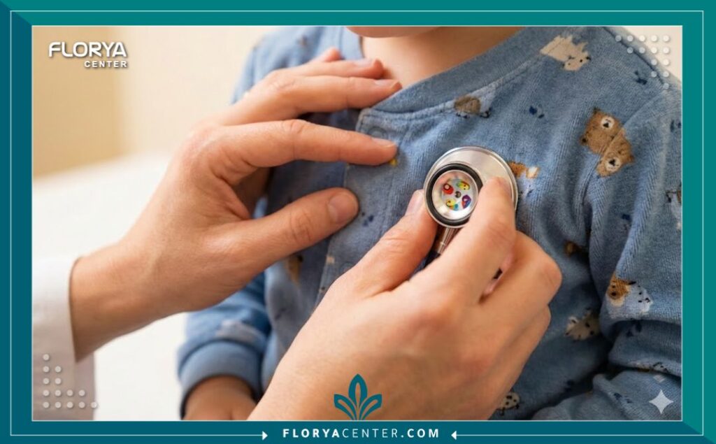 أفضل استشاري قلب للأطفال 5 طبيب قلب أطفال يستخدم السماعة الطبية لفحص دقات قلب طفل بدقة.