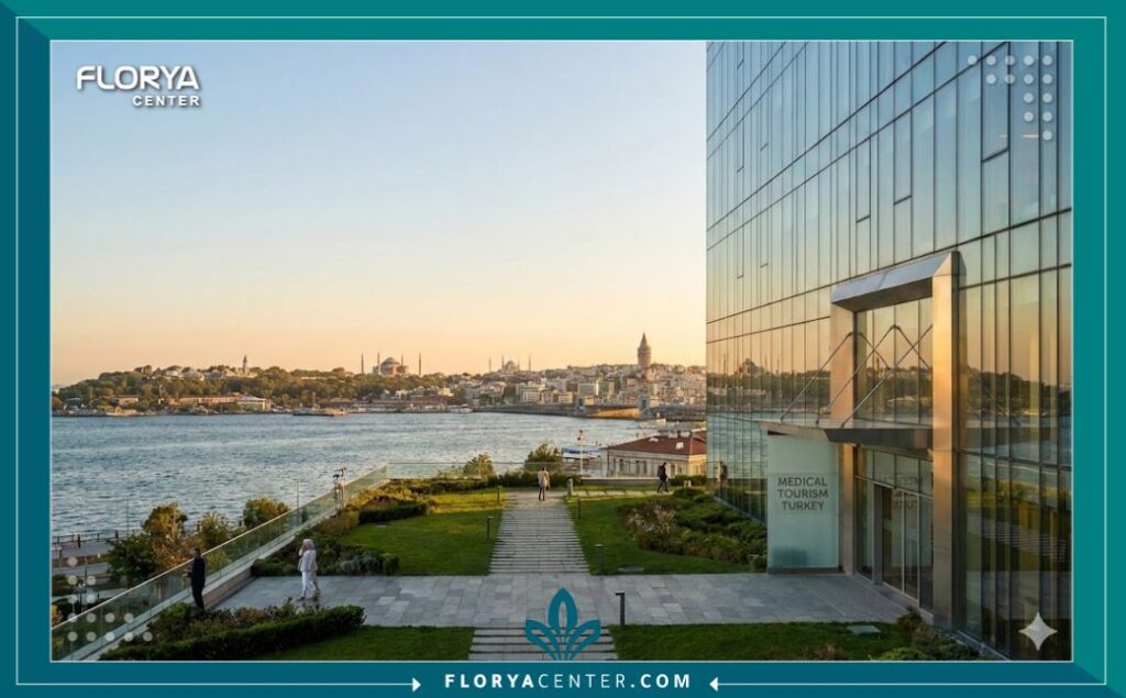 منظر بانورامي يجمع بين مبنى مستشفى حديث في إسطنبول ومعالم المدينة التاريخية مثل برج غلطة والبوسفور، يمثل السياحة العلاجية في تركيا.