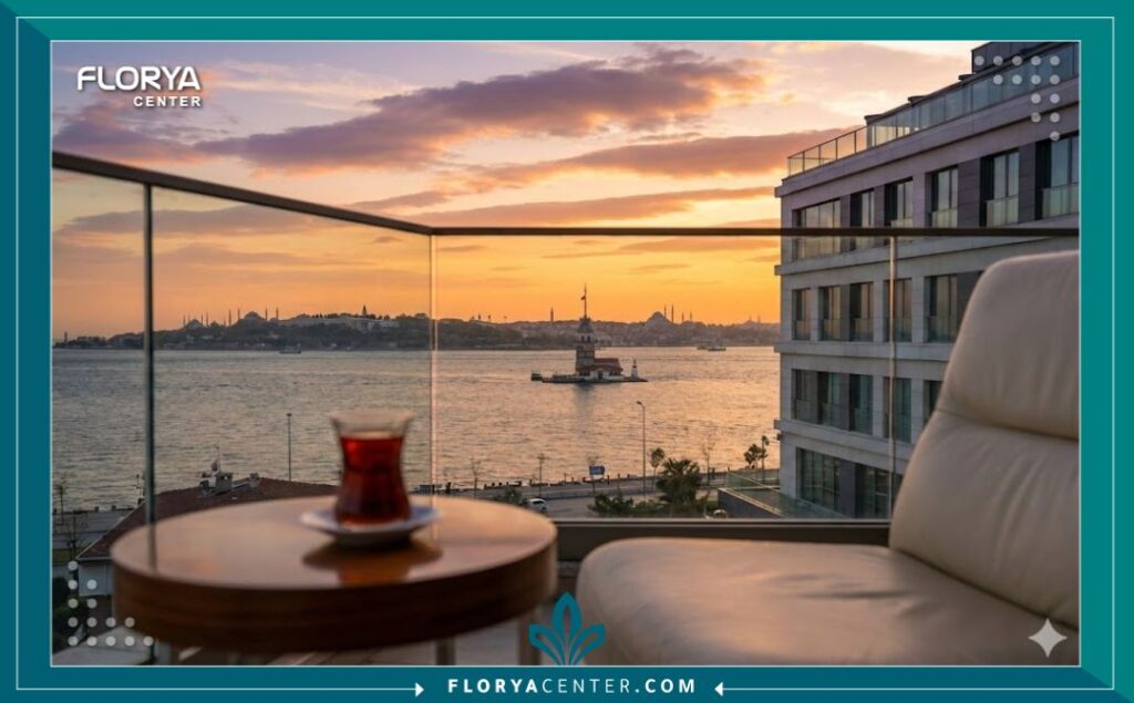 إطلالة بانورامية على مضيق البوسفور في إسطنبول عند الغروب من شرفة مستشفى فاخر، تعكس وجهة السياحة العلاجية لعمليات القلب في تركيا.