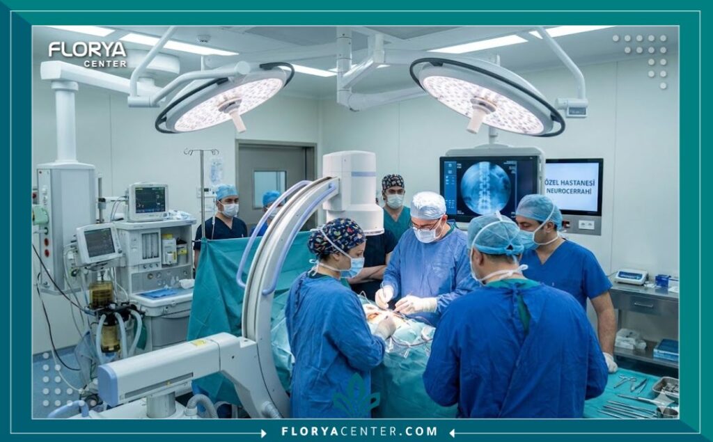 فريق جراحي متخصص يجري عملية دقيقة لعلاج الفقرات داخل غرفة عمليات متطورة ومجهزة بأحدث التقنيات في مستشفى تركي.