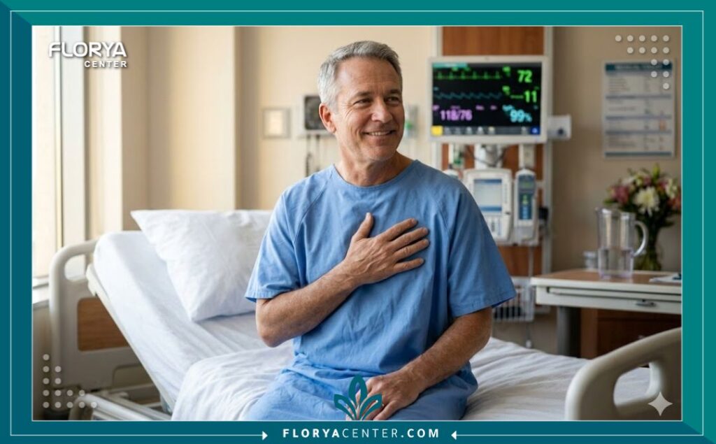 مريض كبير في السن يضع يده على قلبه بارتياح بعد نجاح عملية قسطرة البالون والدعامة.