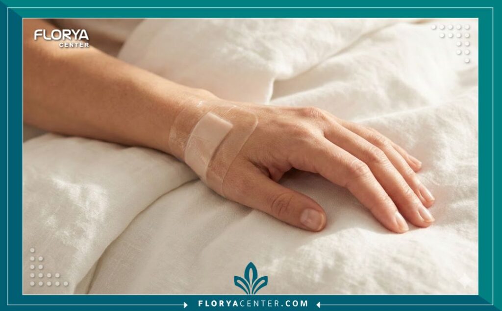 مريض في مرحلة التعافي بعد عملية تثبيت العظم الزورقي مع ضمادة طبية على المعصم.