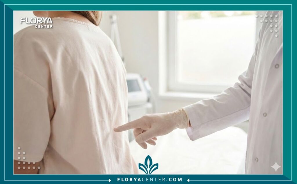 مريض يخضع للفحص السريري قبل إجراء عملية حقن الأسمنت العظمي لعلاج هشاشة العظام في الفقرات.