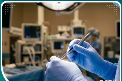 لقطة سينمائية قريبة ليد أفضل جراح أوعية دموية دقيقة أثناء إجراء عملية جراحية معقدة.