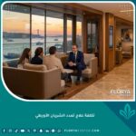 صورة عالية الجودة لمستشفى حديث في إسطنبول يطل على البوسفور، مع طبيب يتحدث إلى مريض وعائلته، تعكس الجودة والاطمئنان في علاج تمدد الشريان الأورطي في تركيا.