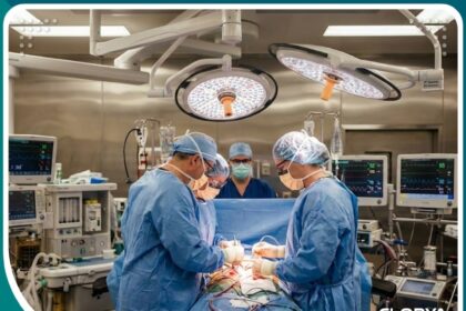 فريق طبي من جراحي القلب يجرون عملية قلب مفتوح داخل غرفة عمليات متطورة ومجهزة بأحدث التقنيات الطبية.