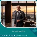 جراح أوعية دموية متخصص يقف في عيادة فاخرة بإسطنبول مع إطلالة على مضيق البوسفور، يمثل السياحة العلاجية في تركيا.