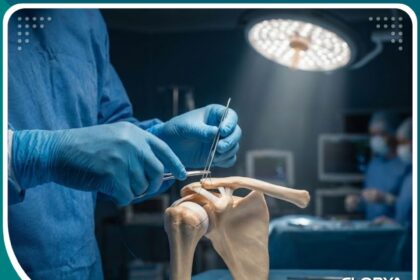 صورة احترافية تجسد دقة عملية خياطة أوتار الكتف الممزقة في مستشفى حديث.