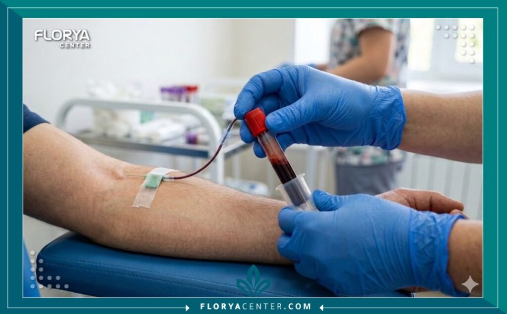 لقطة قريبة لعملية سحب عينة دم لإجراء فحص إنزيمات القلب في العيادة.