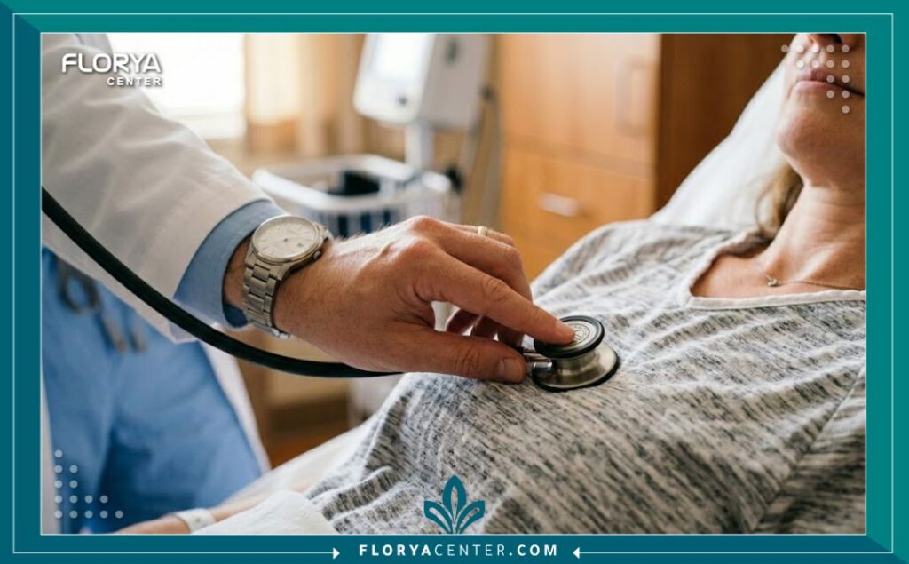 طبيب قلب يتابع حالة مريض بعد العملية للتأكد من استقرار نبضات القلب والتعافي.