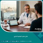 طبيب متخصص في ذكورة يناقش خيارات علاج صغر العضو الذكري مع مريض في عيادة حديثة في اسطنبول.