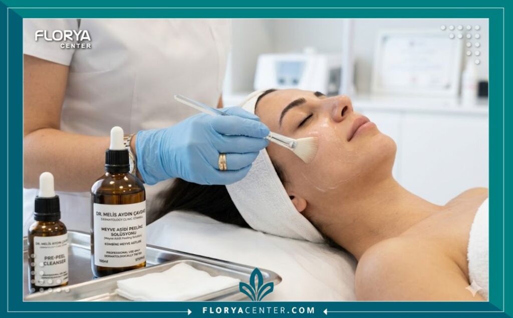 طبيبة جلدية في تركيا تطبق بدقة ولطف جلسة تقشير أحماض الفواكه المجمع لمريضة في عيادة معقمة.