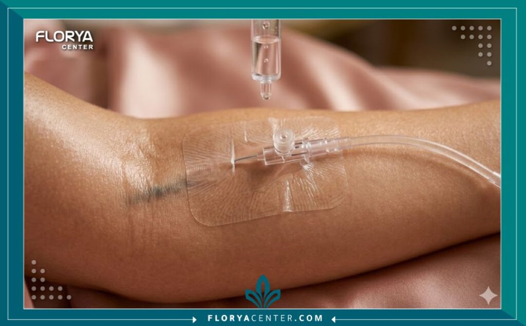 لقطة مقربة تظهر تغلغل الفيتامينات الوريدية عبر الكانيولا في ذراع المريض، مع التركيز على نضارة وترطيب البشرة.