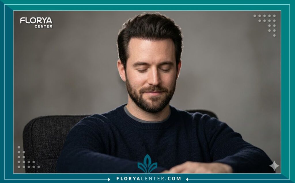 صورة مقربة لشكل خط الجبهة وكثافة الشعر الطبيعية بعد مرور 6 أشهر على عملية زراعة الشعر ناجحة.