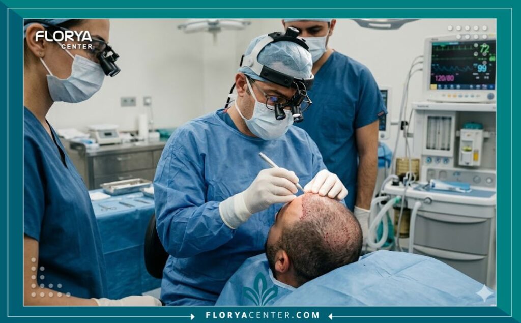 طاقم طبي متخصص يقوم بإجراء عملية زراعة شعر DHI باستخدام أقلام تشوي داخل غرفة عمليات معقمة ومجهزة بأحدث التقنيات في تركيا.