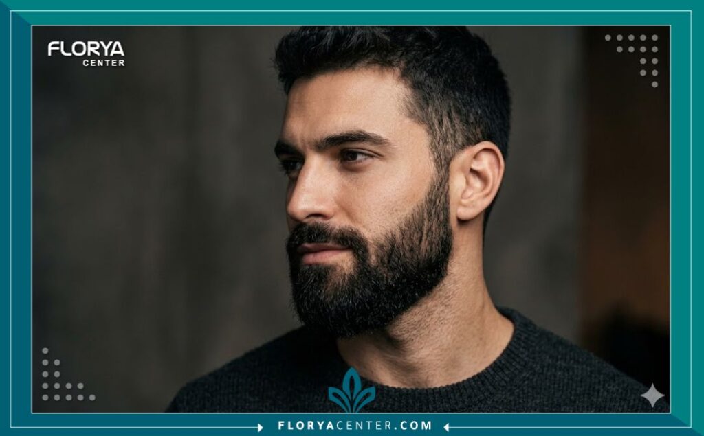 لقطة قريبة وجمالية لعارض رجل يبرز منطقة اللحية والفك بعد عملية زراعة ناجحة في تركيا، مع تركيز الإضاءة على كثافة الشعر ومظهره الطبيعي، وتحديد الفك بشكل جذاب وأنيق.