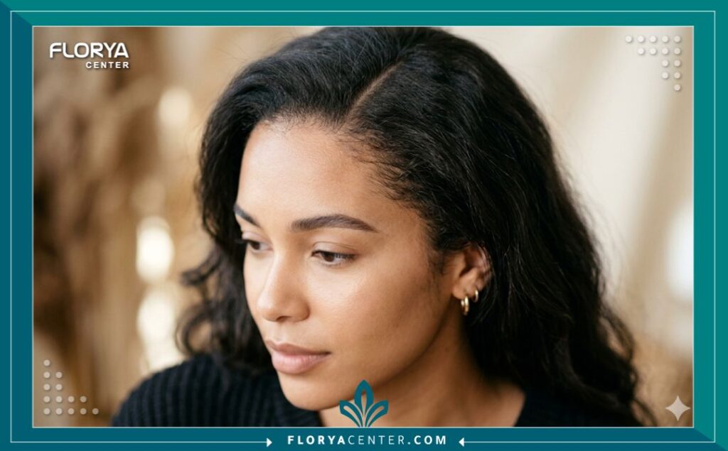 لقطة مقربة تبرز كثافة الشعر الطبيعي ومظهر خط الشعر الأنثوي بعد عملية الزرع الناجحة.