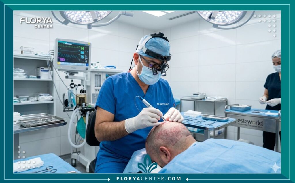 طبيب مختص يقوم بعملية زراعة شعر بدقة داخل غرفة عمليات معقمة ومجهزة بالكامل.