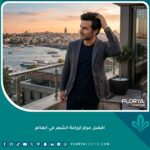 رجل واثق ذو شعر كثيف وخط شعر طبيعي ينظر إلى مضيق البوسفور من شرفة مركز زراعة شعر فاخر في اسطنبول، يمثل أفضل مركز لزراعة الشعر في العالم.