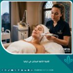 جهاز الأكوا فيشل يعمل على بشرة امرأة في عيادة تجميل فخمة بتركيا، يُظهر ترطيباً عميقاً وتنظيفاً مائياً.