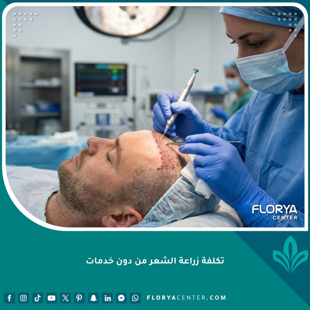 لقطة سينمائية قريبة تظهر دقة جراح زراعة الشعر أثناء عملية DHI في عيادة بتركيا.