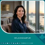 امرأة تتمتع ببشرة متوهجة ورطبة بعد حقن الهيدرو-بوستر في اسطنبول تركيا، مع إطلالة على البوسفور.