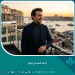 رجل واثق بنفسه يبتسم بشعر كامل وطبيعي في إسطنبول، يمثل نجاح زراعة الشعر في تركيا، مع إطلالة بانورامية على البوسفور في وقت الغروب، صورة واقعية عالية الدقة.