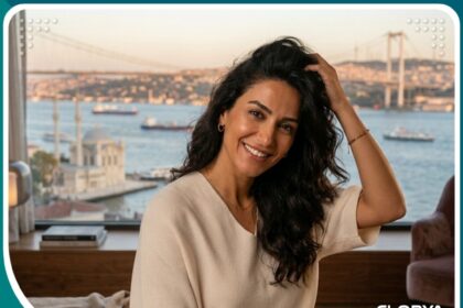 امرأة واثقة ذات شعر كثيف وطبيعي في مقدمة الرأس بعد عملية زراعة الشعر، مع خلفية لمدينة إسطنبول.