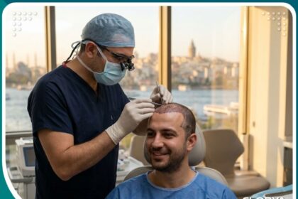 صورة سينمائية لعملية زراعة الشعر بالاقتطاف FUE في تركيا تظهر طبيبًا محترفًا ومريضًا مبتسمًا مع إطلالة على البوسفور في اسطنبول.