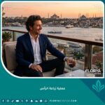 رجل واثق بنتائج زراعة الشعر الكاملة في إسطنبول، يطل على مضيق البوسفور والآيا صوفيا وقت الغروب. تجربة ناجحة لزراعة الشعر في تركيا.