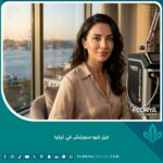 امرأة ذات بشرة نضرة وخالية من العيوب بعد جلسة ليزر كيو-سويتش في عيادة تجميل في تركيا مطلة على البوسفور.