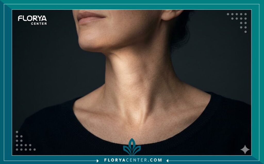 أسباب خشونة الصوت عند النساء 5 لقطة قريبة تسلط الضوء على منطقة الحنجرة والرقبة لدى امرأة، تشير إلى منطقة الأحبال الصوتية وتغير نبرة الصوت.