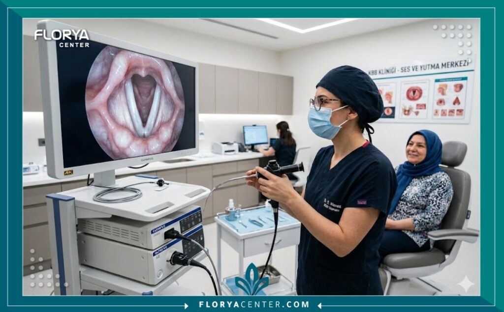 طبيب متخصص في تركيا يجري فحصاً منظارياً للحنجرة قبل عملية تجميل الأحبال الصوتية.