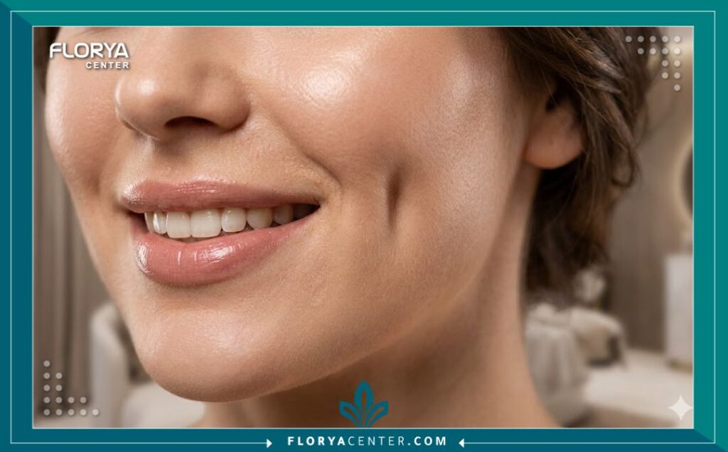 لقطة قريبة تبرز جمال وجاذبية غمازة الخد بعد الخضوع لعملية التجميل.