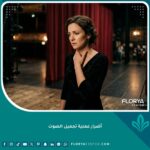 امرأة قلقة تمسك حنجرتها خلف الكواليس، ترمز للمخاوف والآثار الجانبية المحتملة بعد عملية تجميل الصوت.