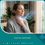 صورة احترافية تجسد العناية بالصوت بعد الجراحة من خلال شخص يلمس حنجرته بلطف لبدء مرحلة تأهيل الأحبال الصوتية.