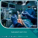 صورة سينمائية دقيقة تظهر يدي جراح متخصص يستخدم المجهر والأدوات الدقيقة لإجراء عملية جراحية للأحبال الصوتية، مع تسليط الضوء على الدقة الطبية العالية.