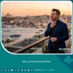 رجل يقف بثقة في اسطنبول بعد إجراء جراحة تعديل الحنجرة وتغيير الصوت في تركيا.