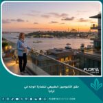 امرأة شابة ذات بشرة متوهجة ونضرة بعد الخضوع لحقن الألبومين الطبيعي للوجه في عيادة تجميل في إسطنبول، تركيا.