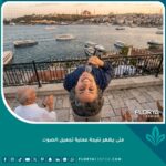 امرأة تتحدث بثقة وسعادة بعد ظهور النتيجة النهائية لعملية تجميل الصوت في اسطنبول.