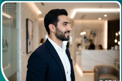 صورة جانبية لرجل ذو أنف متناسق ومظهر ذكوري جذاب، تمثل نتائج عملية تجميل الأنف الطويل للرجال في تركيا.
