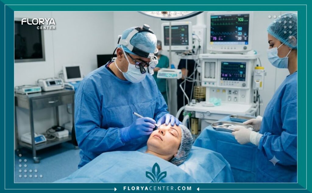 جراح تجميل محترف في غرفة عمليات معقمة ومجهزة في اسطنبول يقوم برسم علامات دقيقة قبل عملية استئصال الدهون من الجفن لمريضة عربية، يظهر بيئة المستشفى الاحترافية والنظيفة.