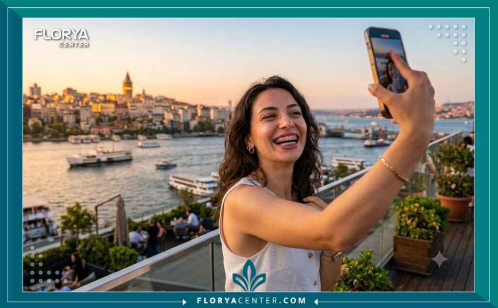 سياحة تجميل الأسنان في تركيا؛ فتاة تستعرض ابتسامتها بتقويم الزينة مع خلفية لمعالم إسطنبول الساحرة.