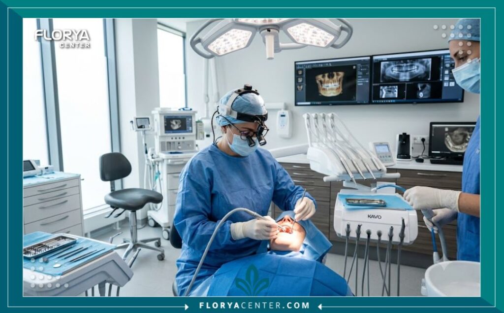 طبيب أسنان متخصص يقوم بتجهيز دعامة الأسنان داخل غرفة عمليات معقمة ومجهزة بأحدث التقنيات في مستشفى تركي.