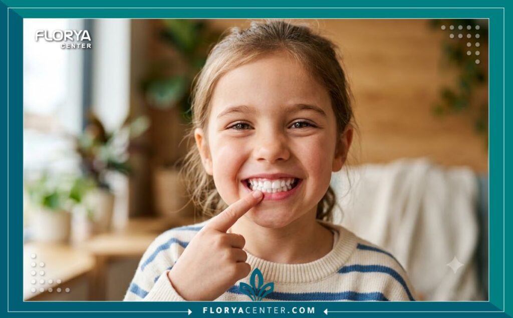 ابتسامة طفل صحية وجميلة بعد الخضوع لجلسة علاج اسنان الاطفال في تركيا بدون ألم.